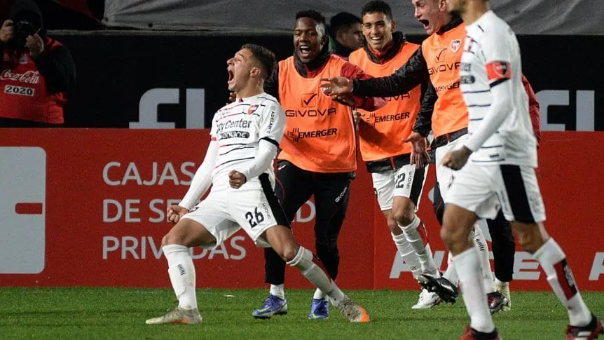 Newell's superó a Estudiantes en La Plata y sigue puntero