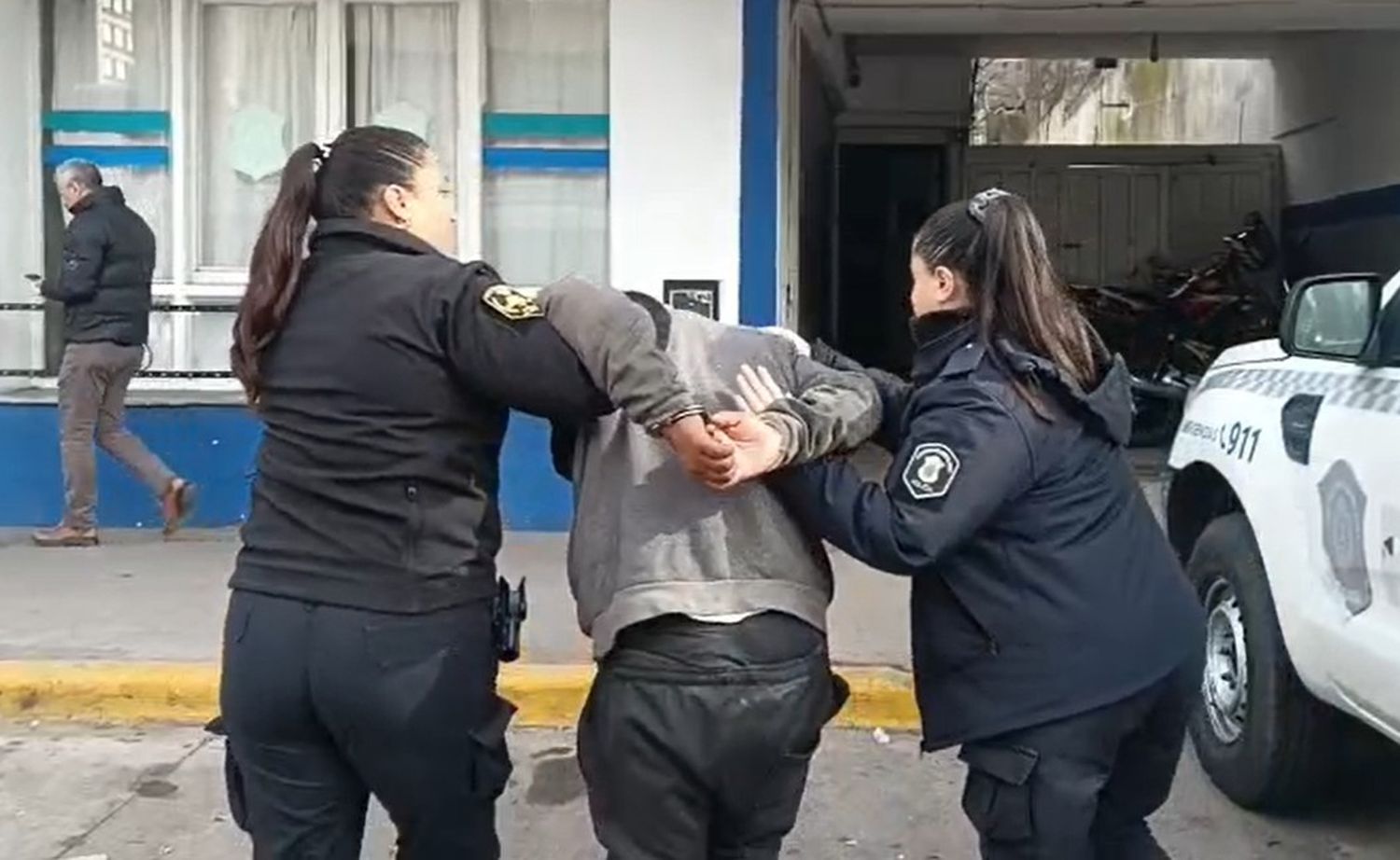 El violento sujeto fue aprehendido hoy en una sospechosa actividad bancaria.