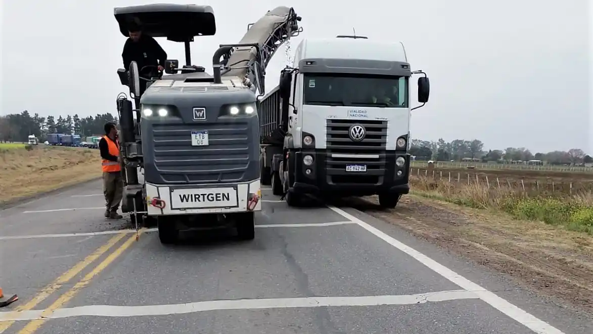 Vialidad Nacional avanza con trabajos de reparación sobre la Ruta 11 en el norte santafesino