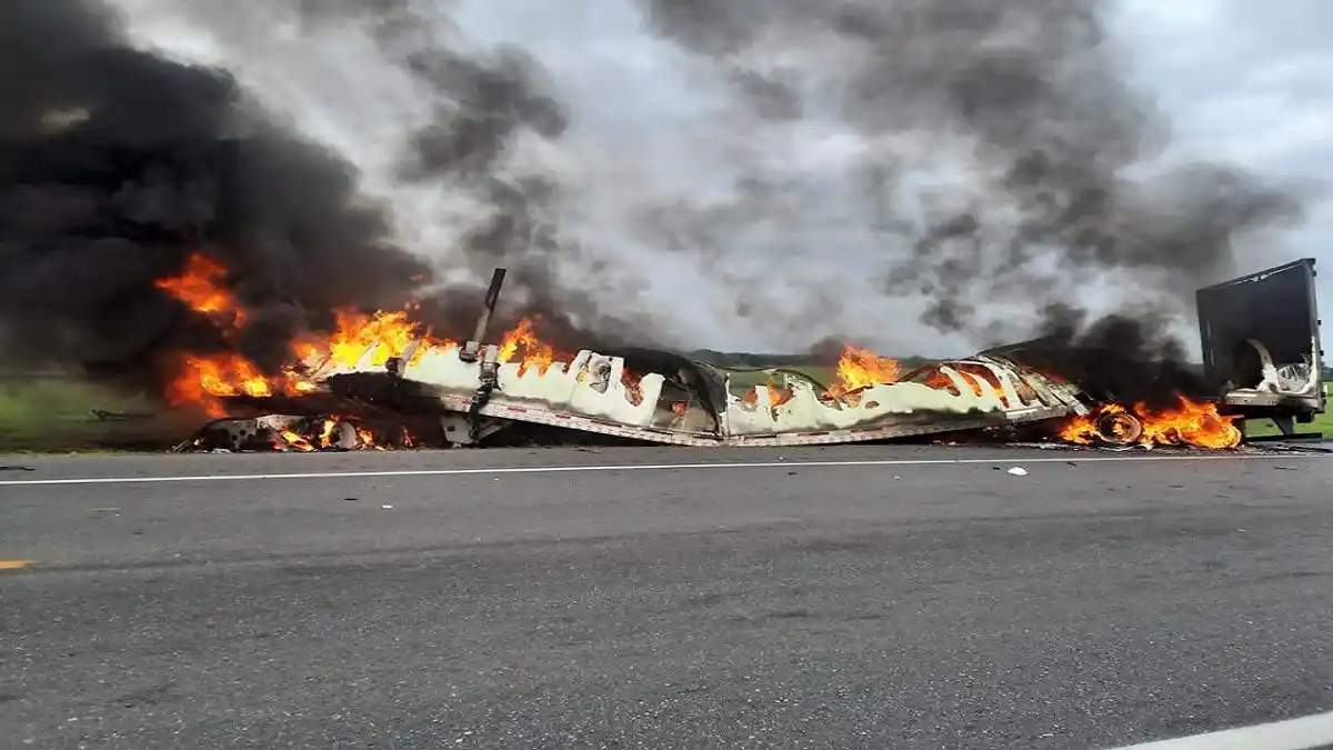 EL CHOQUE entre un camión y una camioneta deja 27 muertos en Tamaulipas (+VIDEO)
