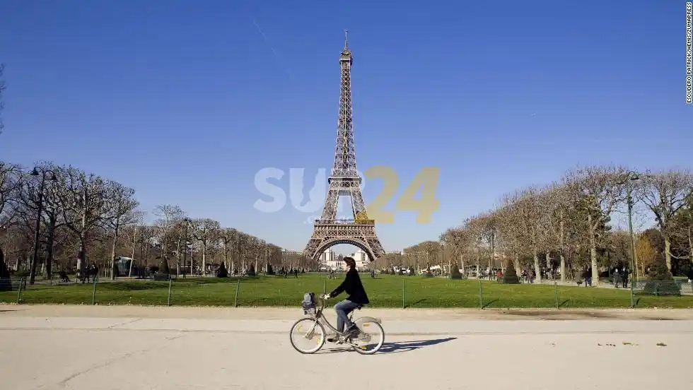 La Torre Eiffel “crece” seis metros