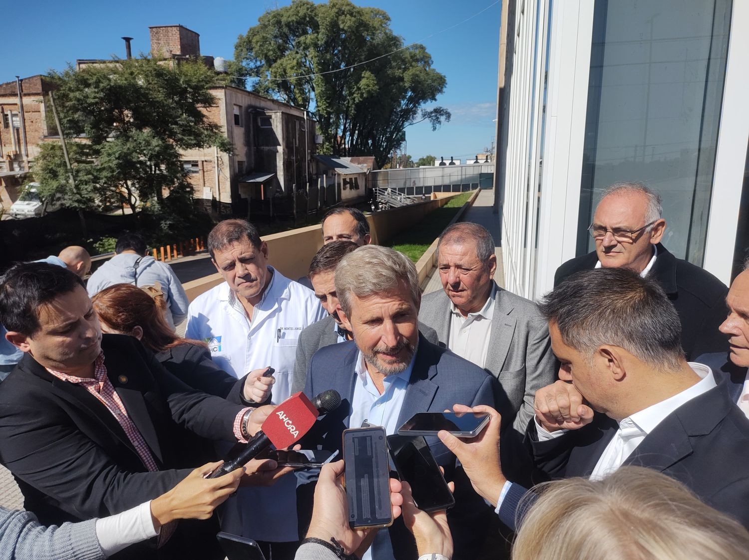"Nos da vergüenza la situación": El Gobernador recorrió el Hospital Bicentenario y lamentó el estado de los techos