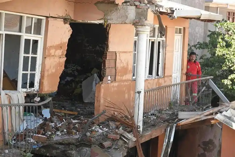 Cayó una avioneta militar de Bolivia sobre una casa