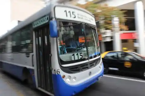 Rosario autoriza a viajar con reposeras en transportes públicos