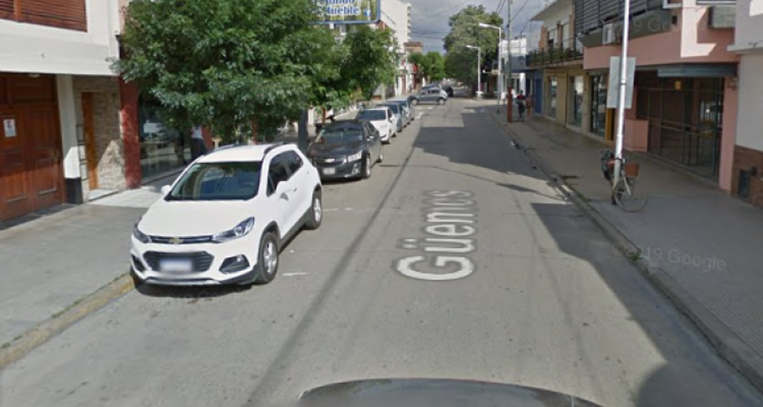 Delincuentes asaltaron a un joven que salía de un bar y le robaron sus pertenencias