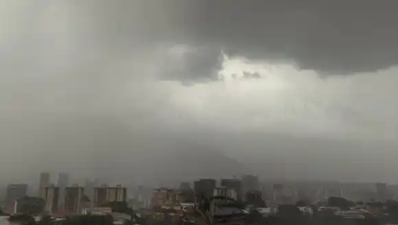 TARDE DE BAJONES eléctricos y TORRENCIAL aguacero en Caracas 25Sep (Video)