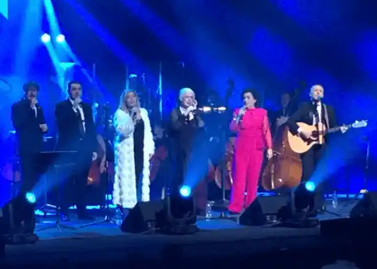 Los integrantes de Mocedades compartieron con el público. Foto CL