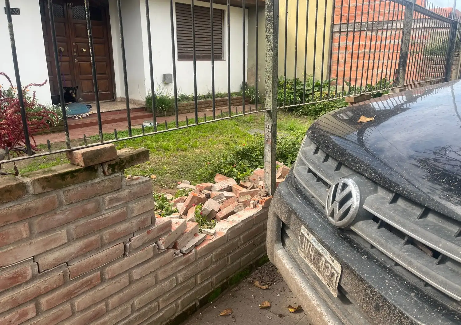 A partir de un operativo cerrojo, se inició una persecución que finalizó en Gutenberg 6600, donde los imputados colisionaron contra una vivienda.