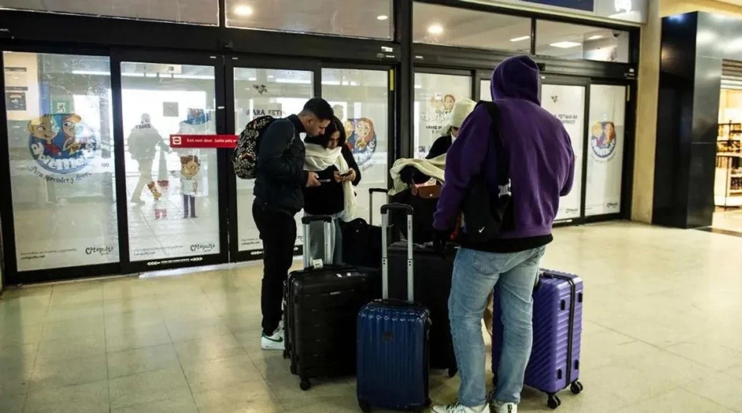 Mientras la clase media "está muy apretada y viaja menos", crece el turismo al exterior