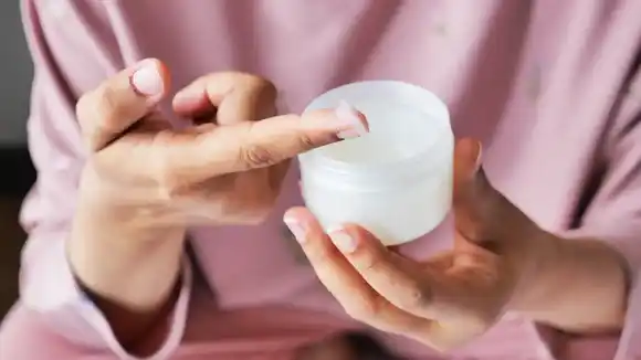 La sorprendente historia de la vaselina: de residuo petrolero a ícono del cuidado personal