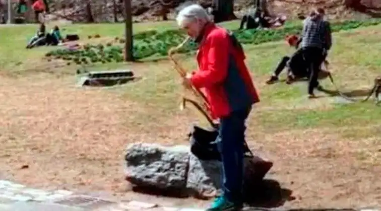 La nueva vida de Roberto Pettinato: toca "a la gorra" en Nueva York