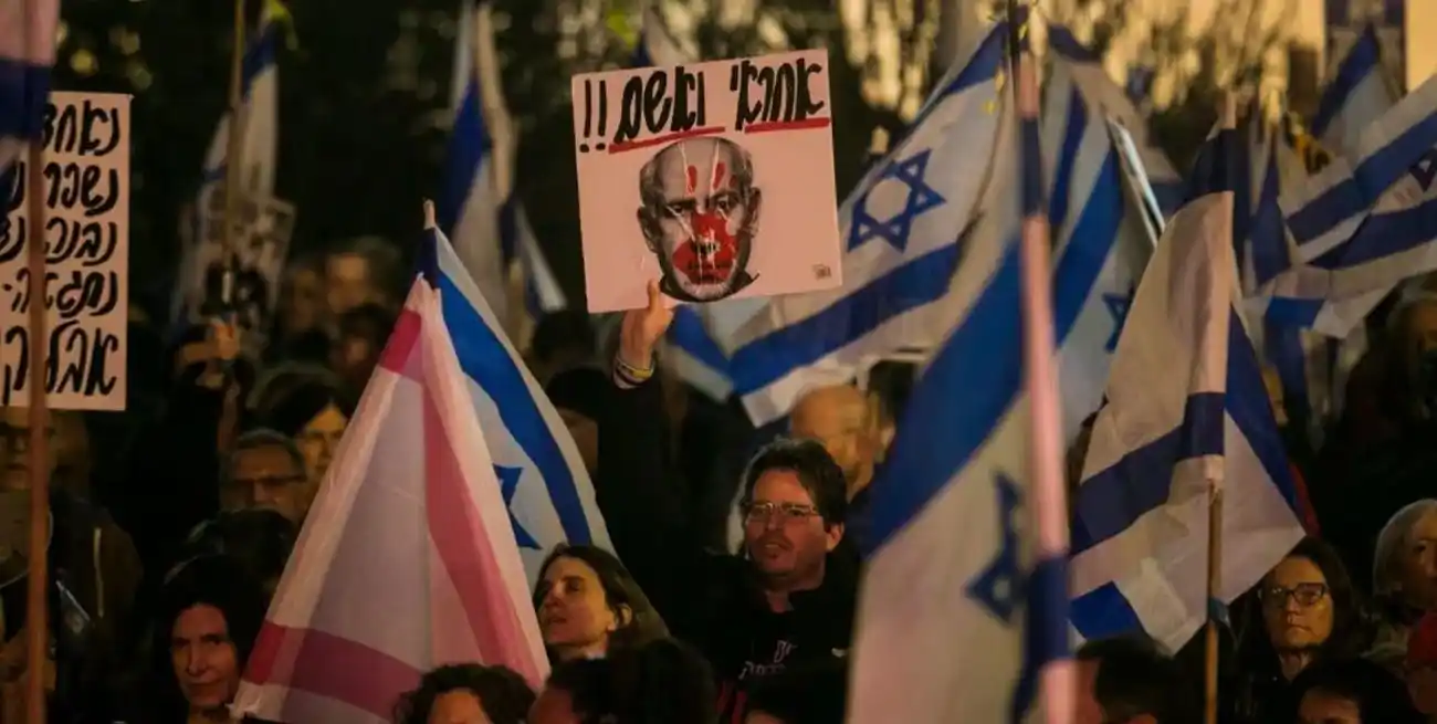 Cada vez crece más el número de personas en Israel que se oponen a las incursiones bélicas de las fuerzas israelíes en Gaza y que protestan contra el gobierno de Benjamin Netanyahu. Entre otras cosas, exigen que haya nuevas elecciones y que sean liberados los rehenes que todavía están en la Franja de Gaza en manos de Hamás. Reuters