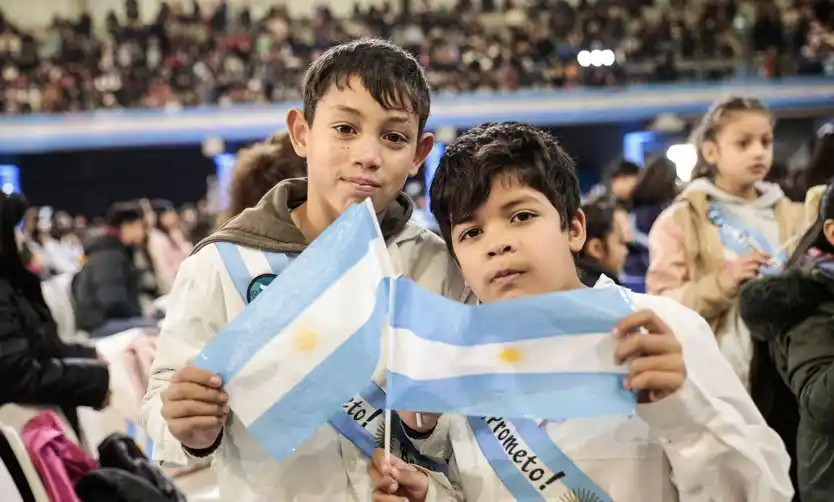 Cientos de alumnos de Pilar le prometieron lealtad a la bandera