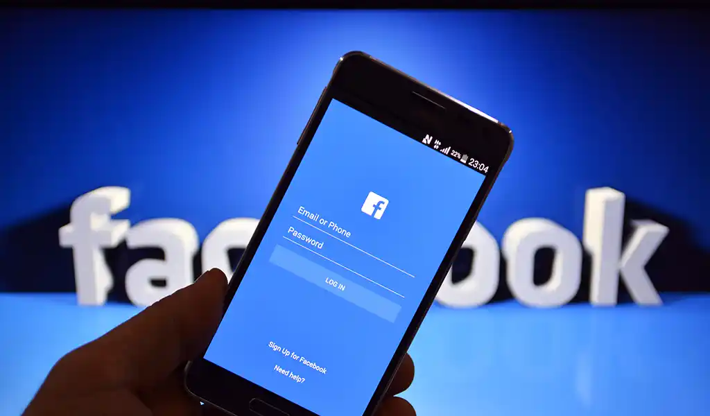 Exponen millones de datos de usuarios de Facebook en un servidor público