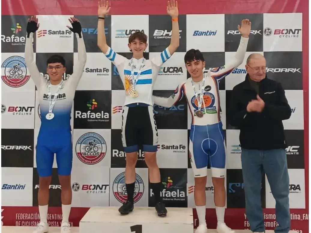 Luciano Capella obtuvo el primer oro en  competencia de velocidad correspondiente a los corredores nacidos en 2011 . Foto: Club Ciclista
