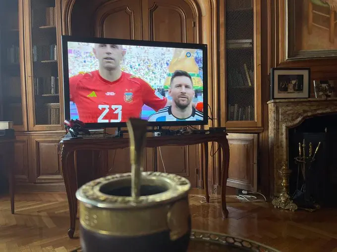 Kicillof siguió la histórica derrota de Argentina contra Arabia Saudita tomando mate desde la Gobernación