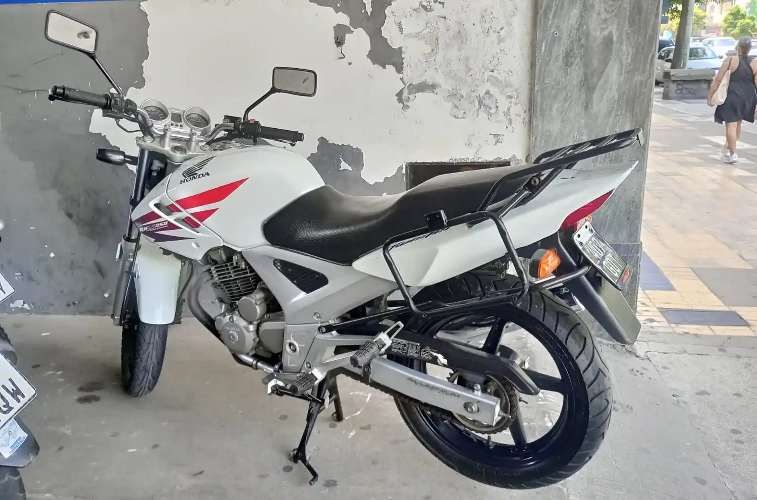 La moto finalmente no pudo ser robada y fue entregada a su propietaria.