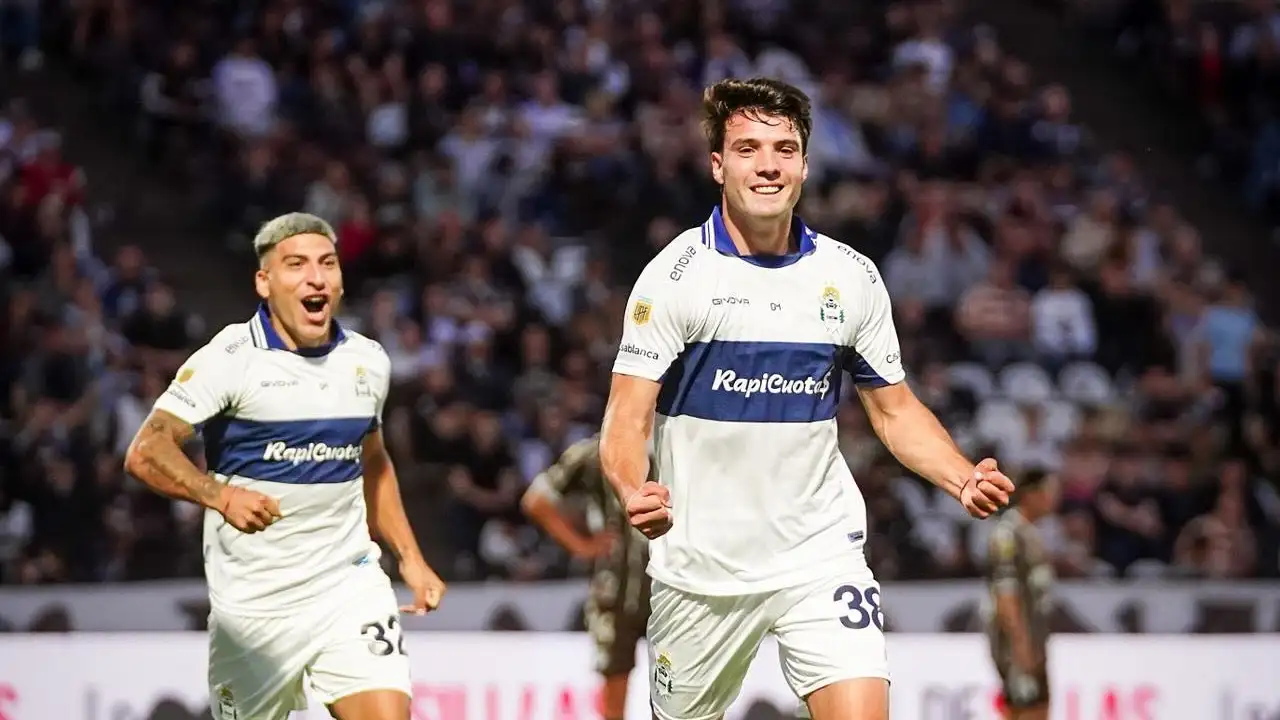 Panaro festeja el primer gol en Vicente López.