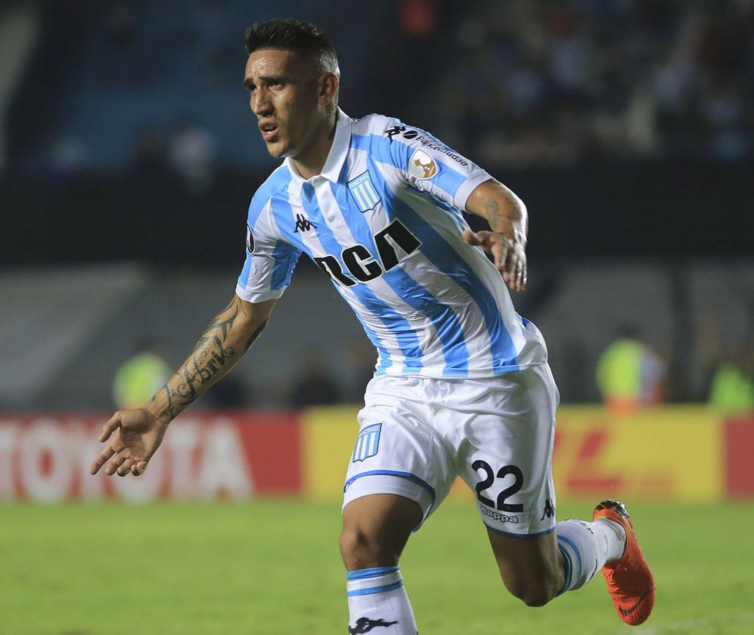 Argentinos se agrega en la búsqueda de Centurión