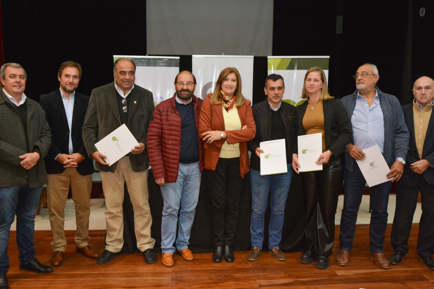 Enrique Carbó recibió aportes de la Provincia