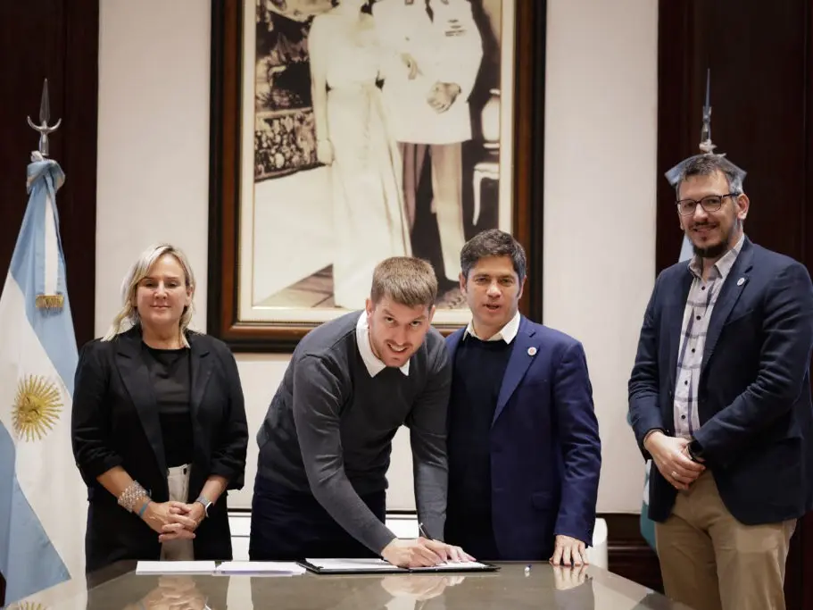 Firma. el contrato permitirá adquirir instrumental médico