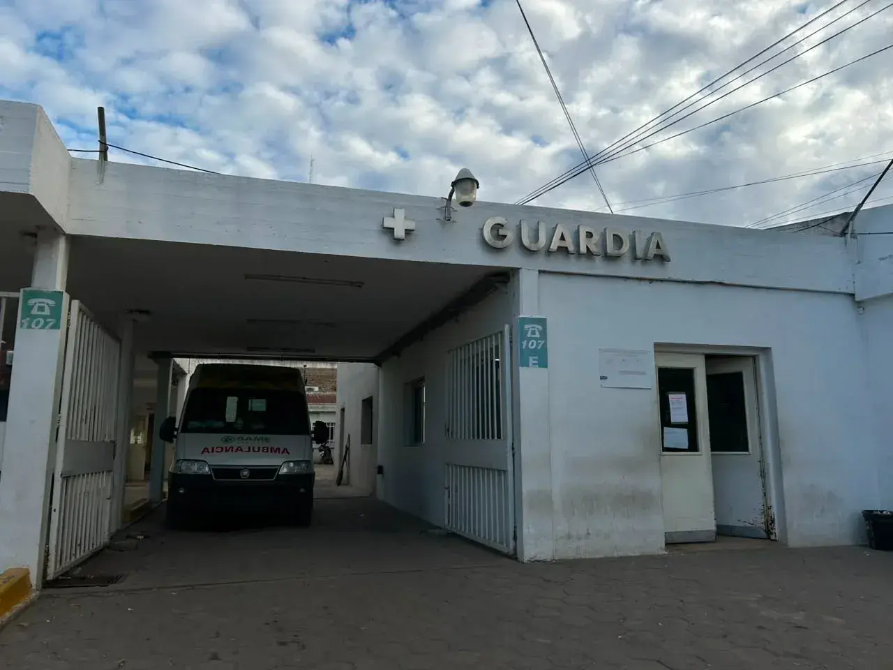 Una ambulancia del SAME ingreso a la guardia del hospital con un hombre de 45 años que presentaba un disparo de arma de fuego en la sien.