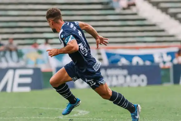 En busca de aire, Alvarado recibe a Gimnasia y Tiro con una baja