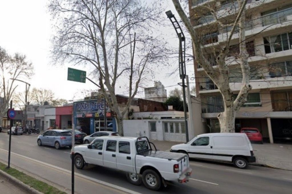 Detienen a un policía que estaba borracho y a los tiros en un estacionamiento