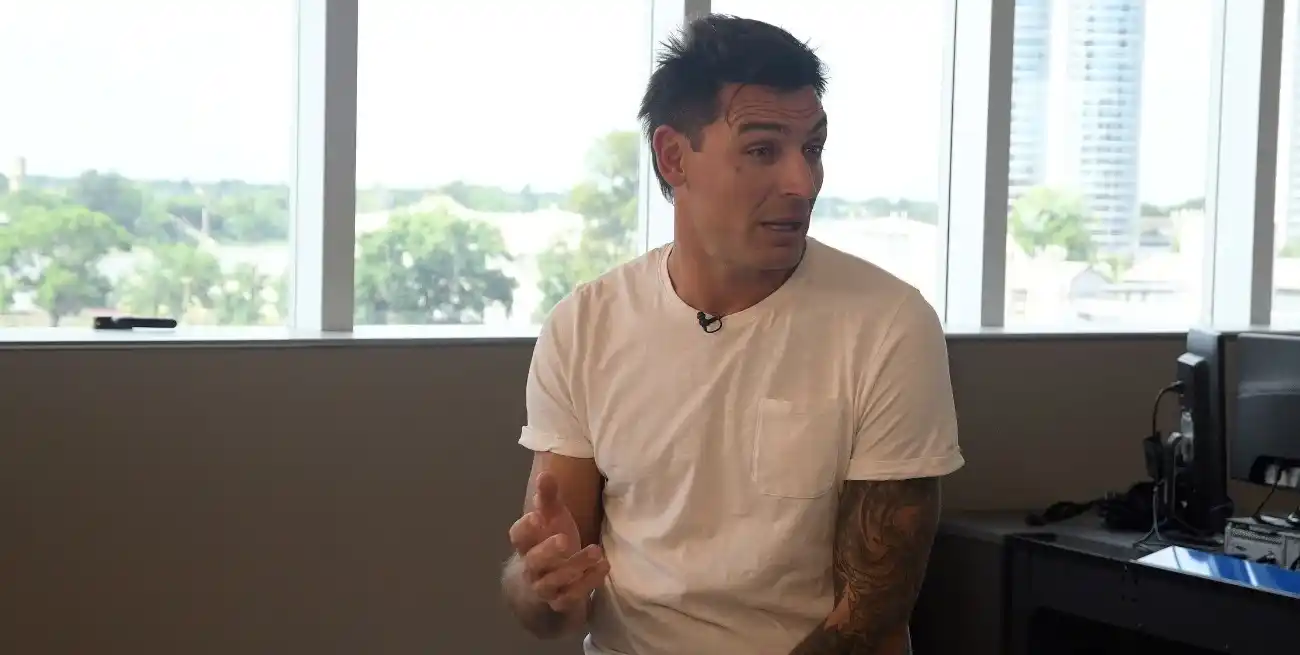 Carlos Delfino este jueves en la redacción de El Litoral. Crédito: Guillermo Di Salvatore