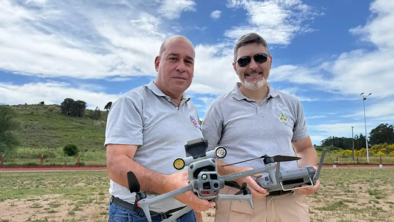 Héctor Van Valssenhof y Rubén Marchiori, de Defensa Civil, con el nuevo drone que utilizarán para la prevención e intervención de incendios en las sierras.