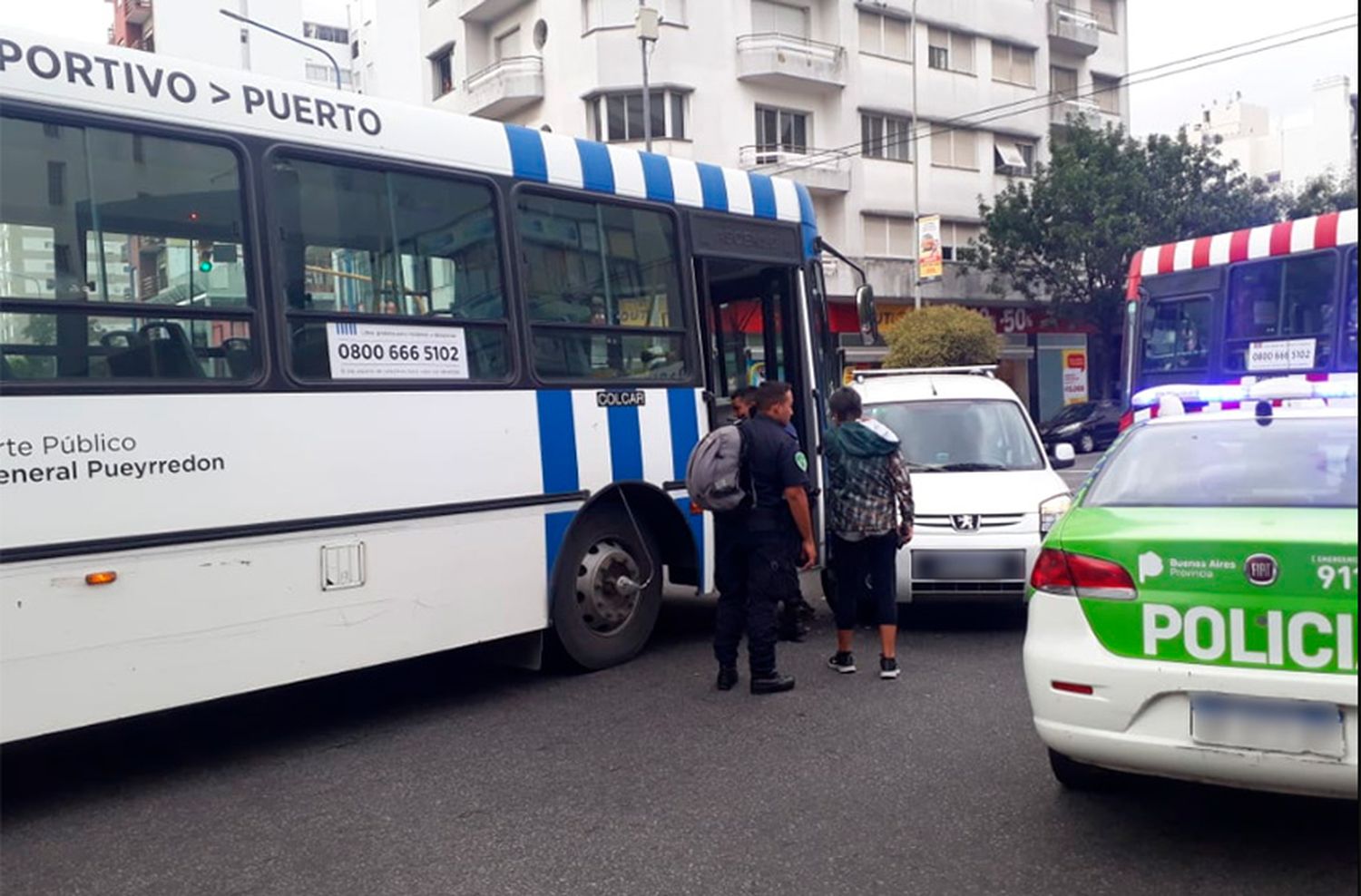 Una camioneta quisó doblar a la izquierda y chocó con un colectivo