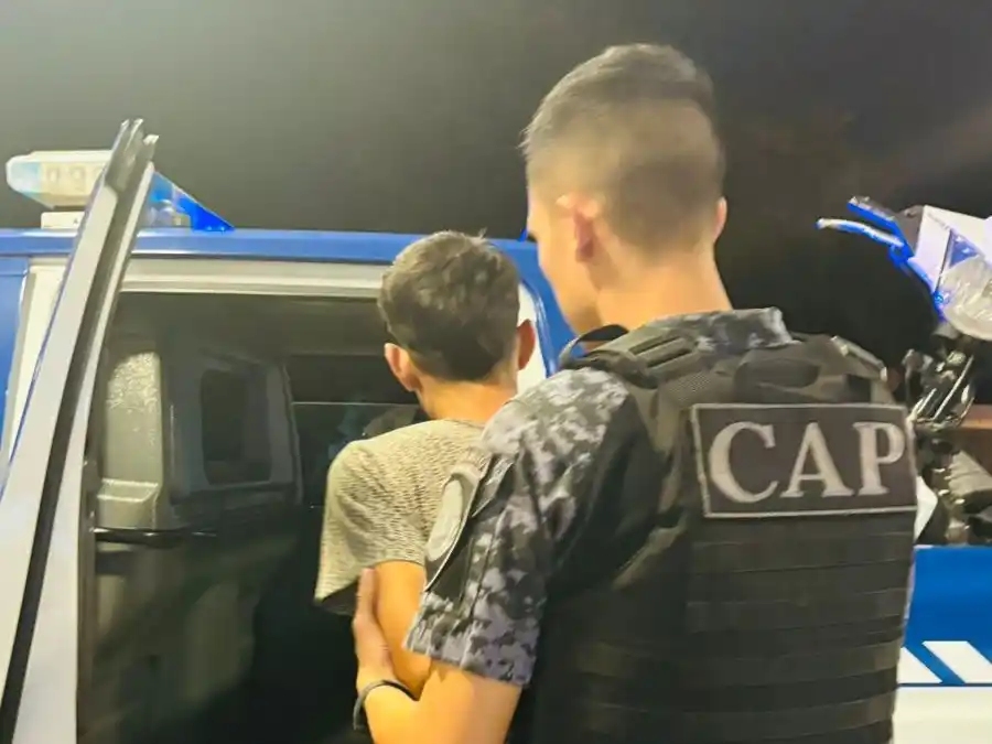 El joven fue detenido en la intersección de Antártida Argentina y 1° de Mayo.