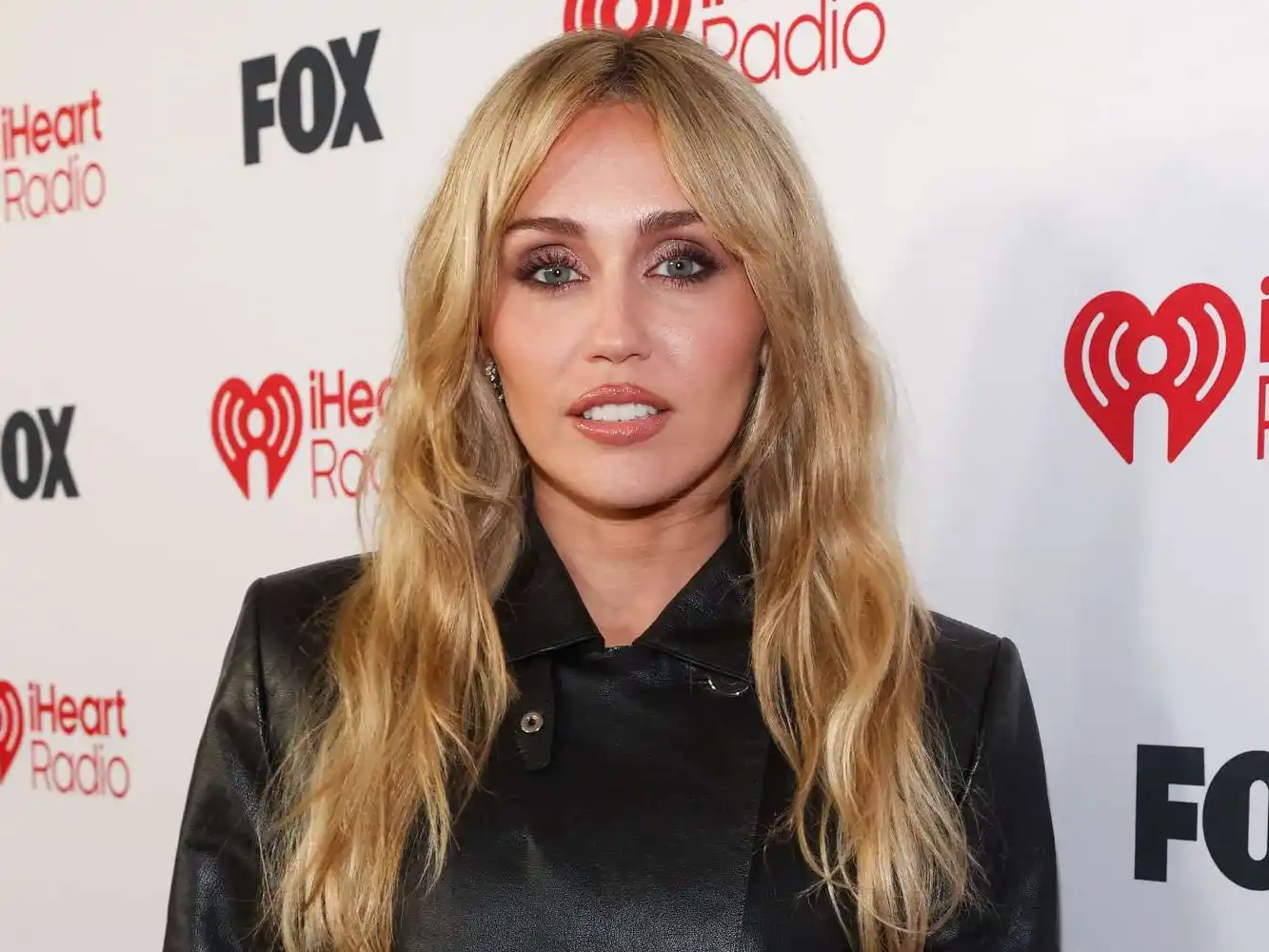 En la reciente edición de los iHeartRadio Music Awards, celebrada en el Dolby Theatre de Los Ángeles, Miley Cyrus fue condecorada con el Premio Innovador.