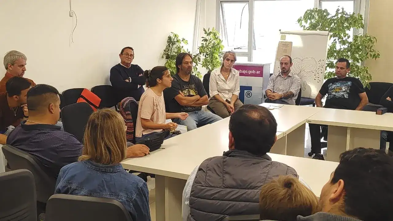 Trabajadores y representantes gremiales celebraron asambleas en la sede de la Agencia Territorial de 9 de Julio 860.