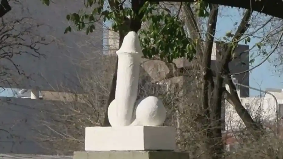 La insólita estatua del "Negro de Whatsapp" que fue destruida por los vecinos