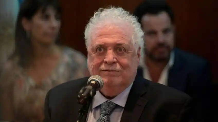 Confirman que Ginés González García sufrió parálisis de un brazo y sigue internado