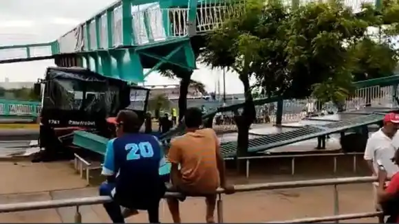 APARATOSO ACCIDENTE EN LA GUAIRA: Autobús Yutong derribó una pasarela ( Fotos)