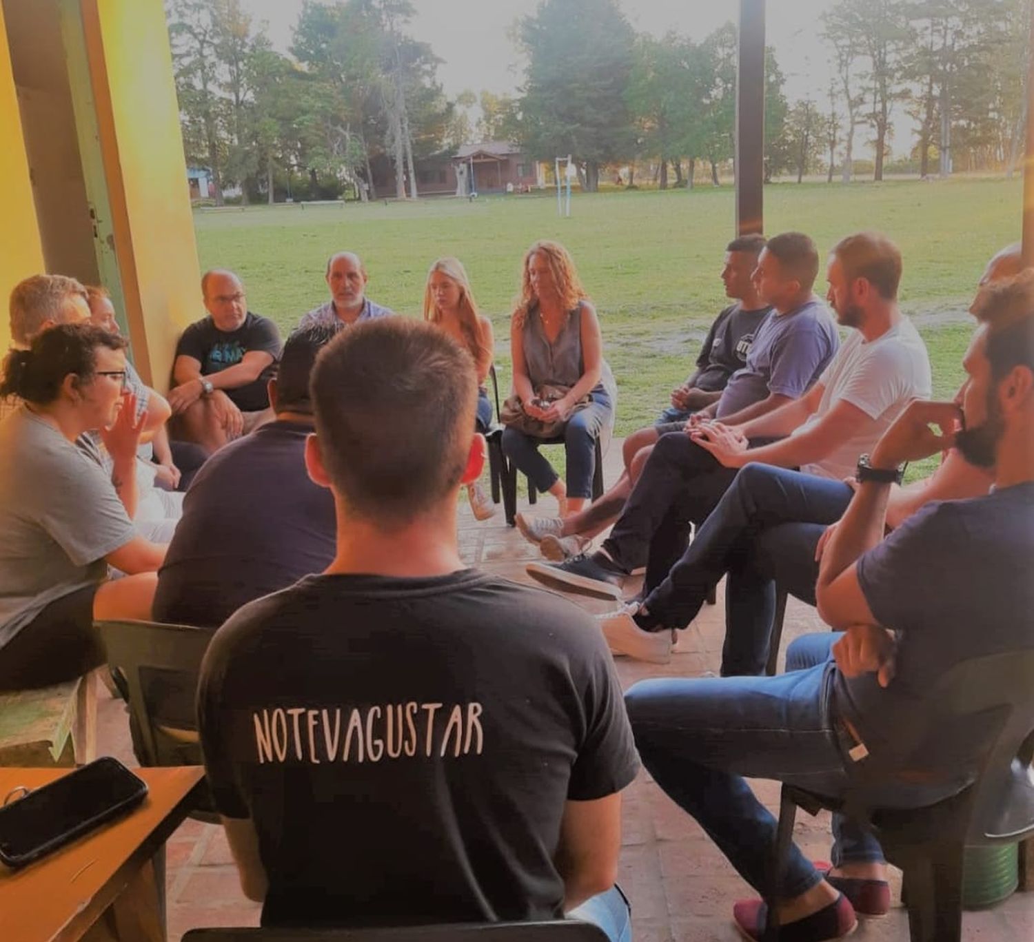 FOTO AMAFUTAN
Integrantes de la Asociación de Magistrados y Funcionarios de Tandil, con el equipo coordinador de la primera casa convivencial que la organización abrió en Tandil.