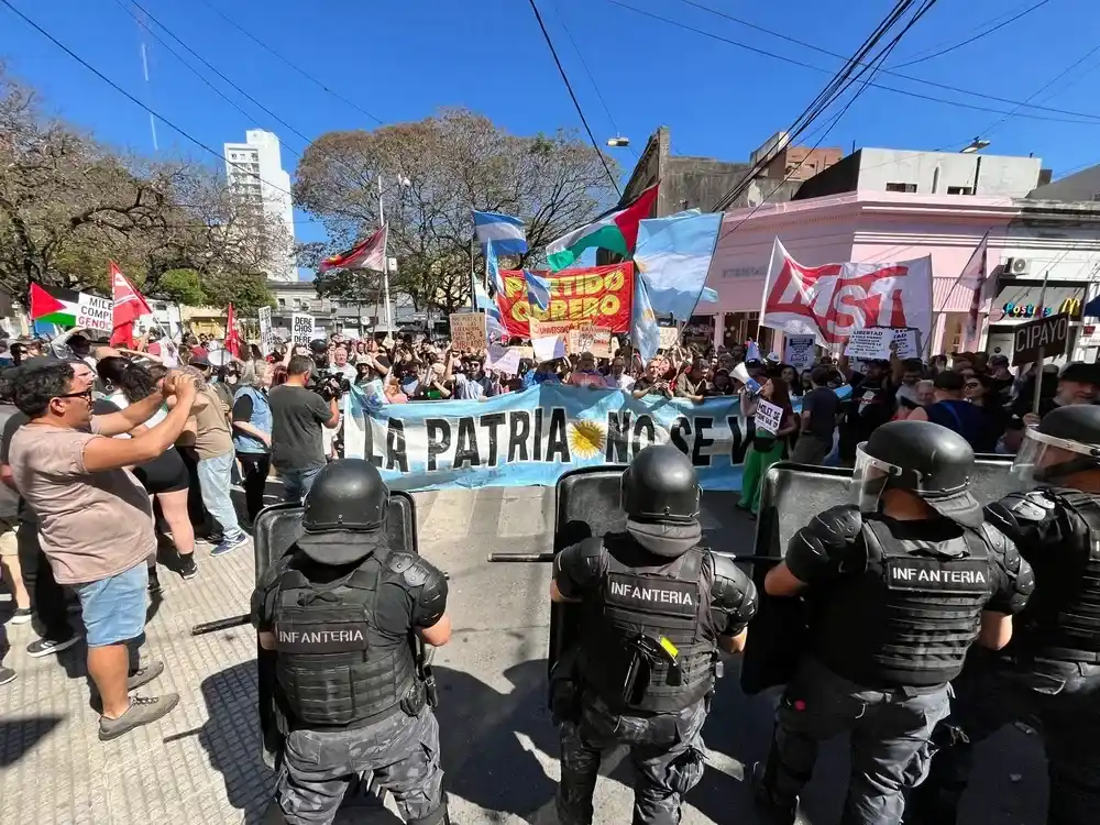Milei suspendió un acto en Santa Fe tras incidentes y enfrentamientos