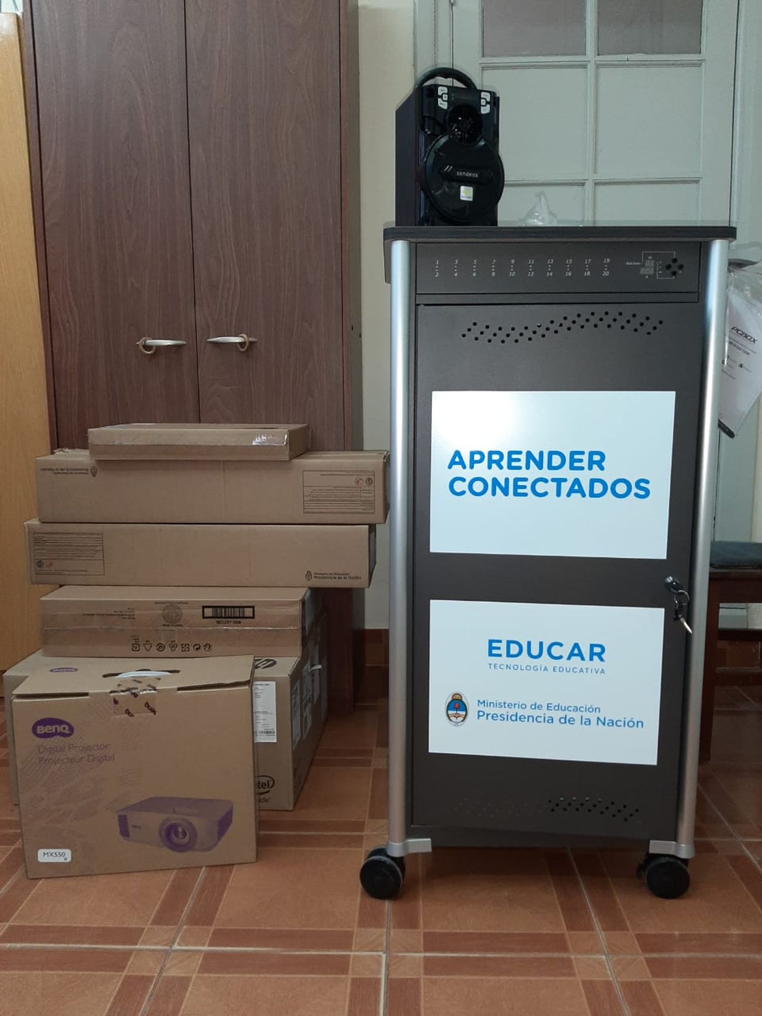 Crespo: Llegaron los kits de educación digital y robótica