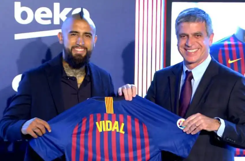Arturo Vidal fue presentado oficialmente en Barcelona