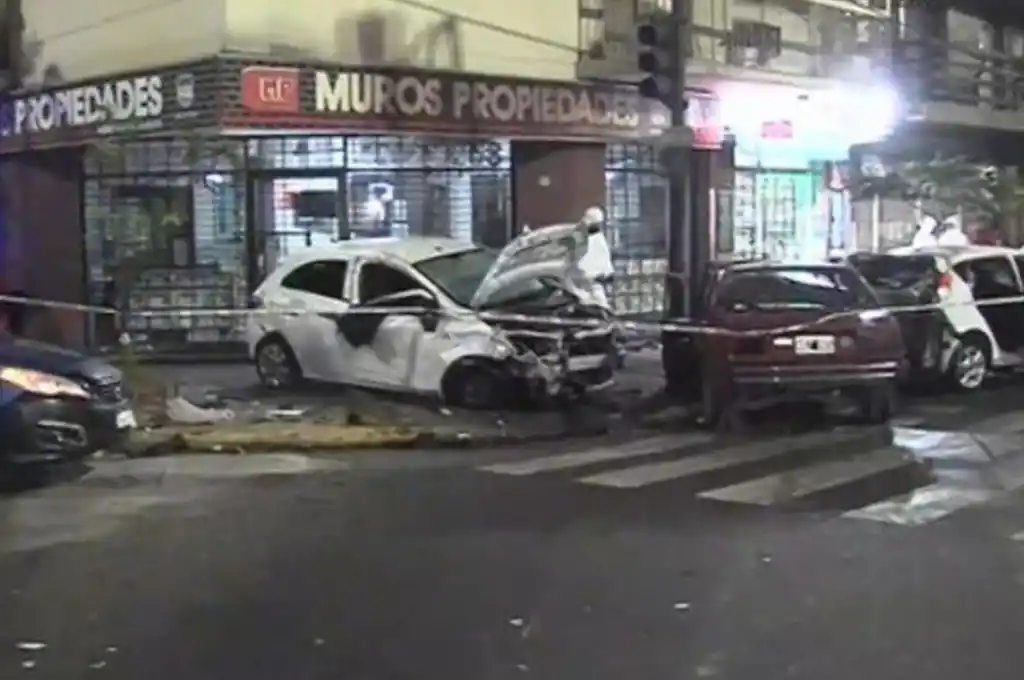 Impactante choque múltiple: un muerto y un auto prendido fuego