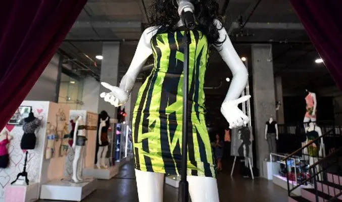 Subastan por un dineral el vestido del último show de Amy Winehouse
