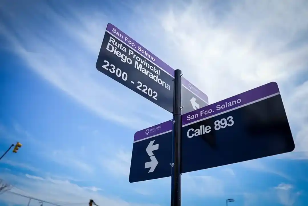 Quilmes: En su cumpleaños 65, señalizaron con el nombre Diego Maradona a la ex avenida Monteverde