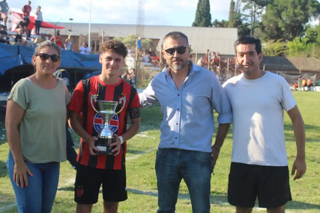 La ceremonia de entrega de premios en la cual participó el titular del Departamento de Fútbol Infanto-Juvenil de la Liga local, señor Luis Cogorno.