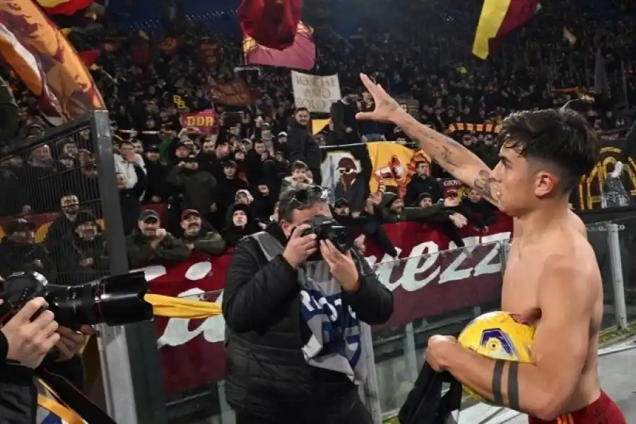 Dybala se lució con un triplete y hace soñar a la Roma con jugar la Champions