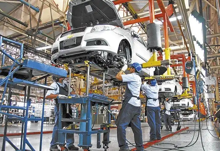 En mayo volvieron a caer los números en la industria y la construcción en el país