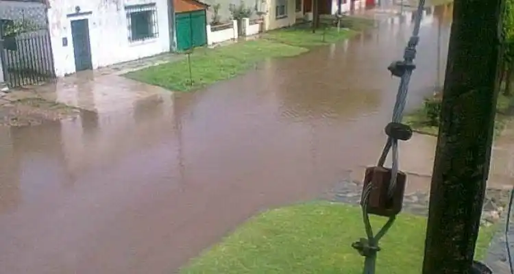 En los barrios, calles inundadas y cloacas tapadas