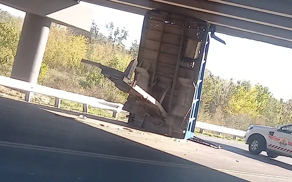Acceso Oeste: Camión chocó la caja contra un puente y la arrancó