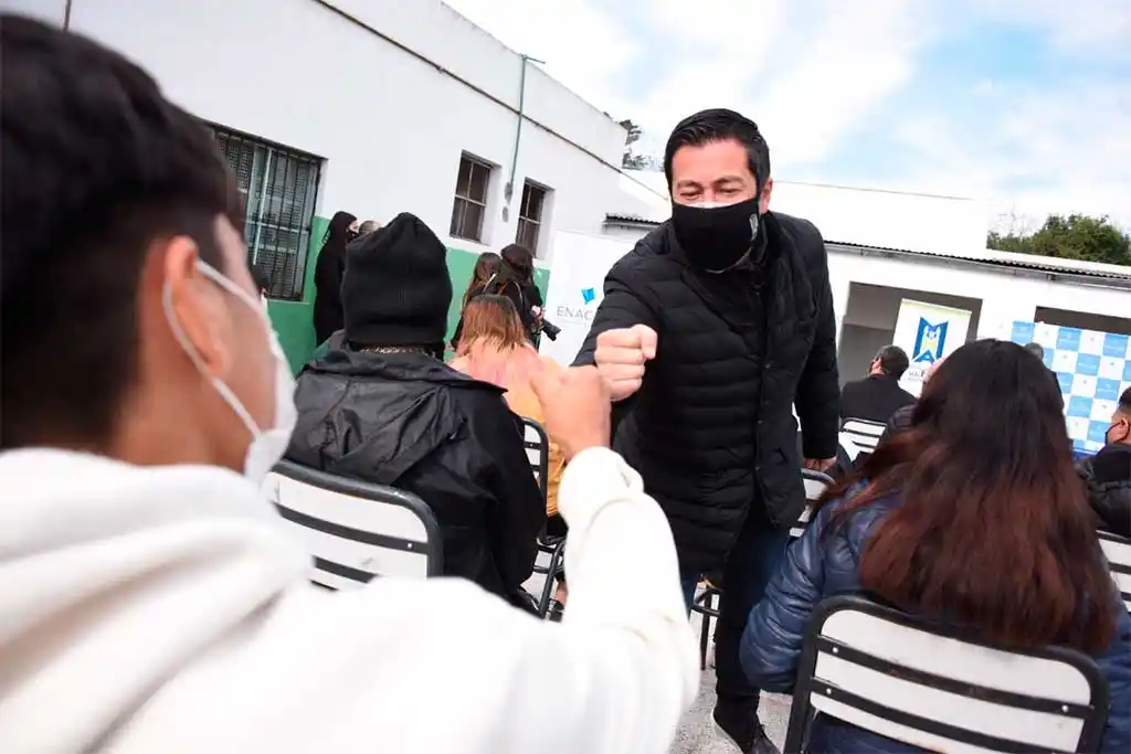 Malvinas Argentinas: Entregaron 4.000 tarjetas telefónicas para móviles a familias de barrios populares
